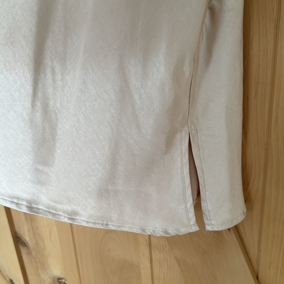 Short silky dress - Picture 2 of 3